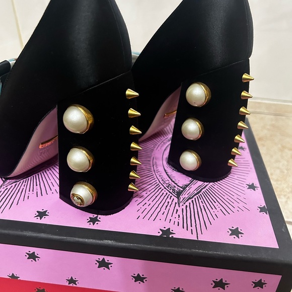 GUCCI Black Silk Satin Pearl Studded Luna Bow Accent
Pump Block Heels - Picture 6 of 12